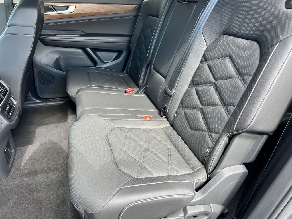 Used 2025 Volkswagen Atlas SE image 13