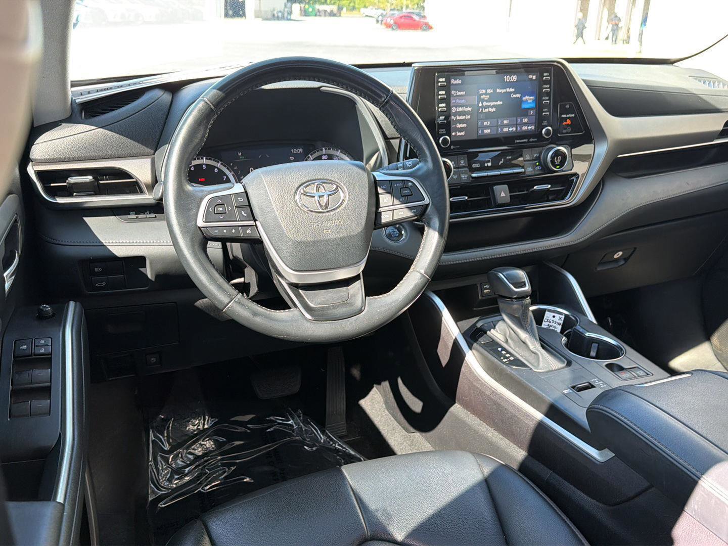 Used 2022 Toyota Highlander XLE FWD image 19