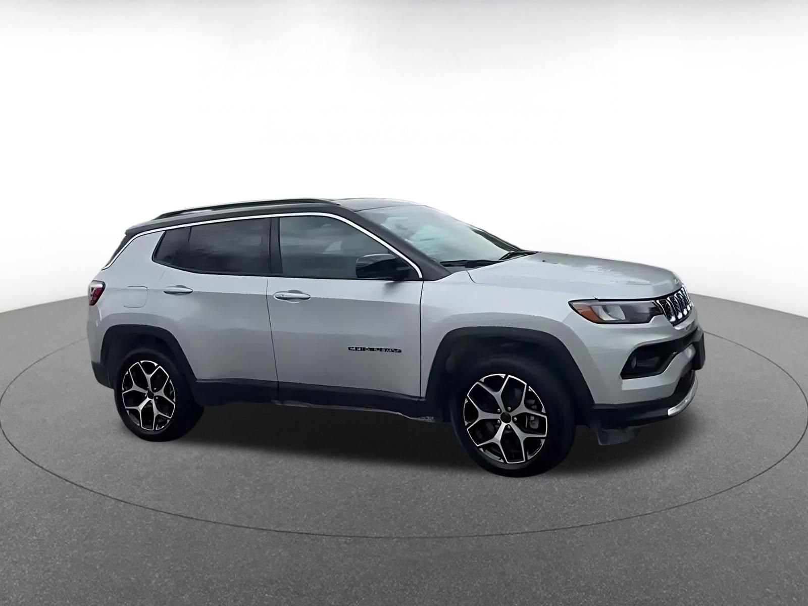 Used 2025 Jeep Compass Trailhawk image 2