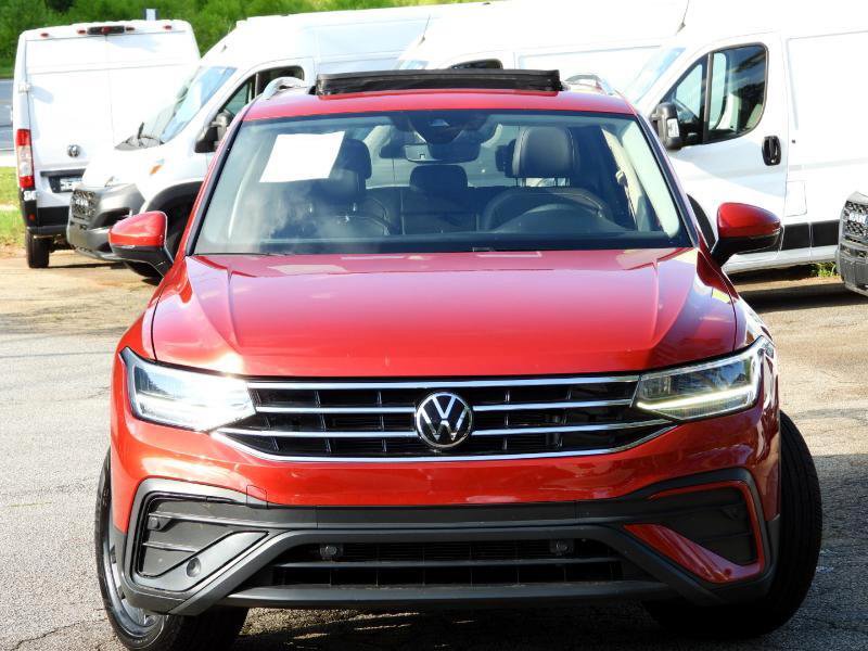 Used 2023 Volkswagen Tiguan SE w/ Panoramic Sunroof Package image 11