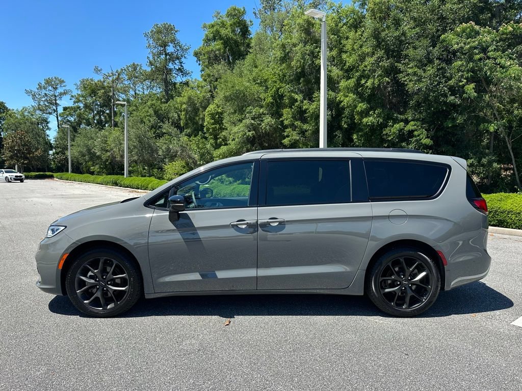 Used 2025 Chrysler Pacifica Limited FWD image 2