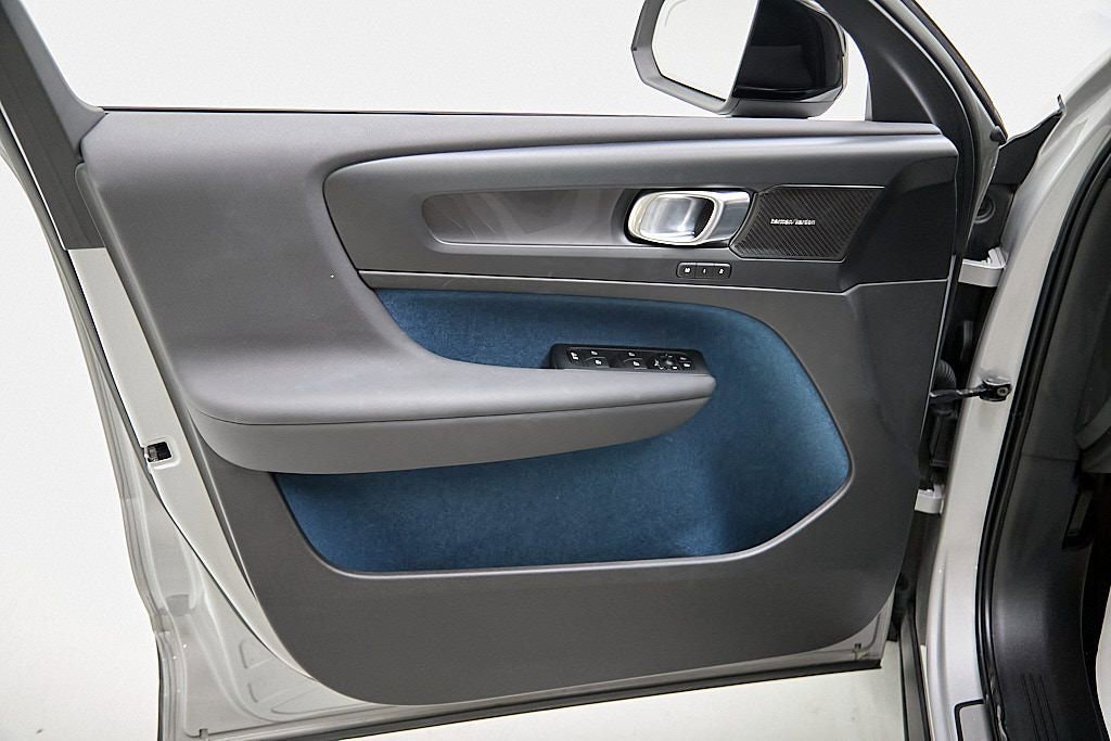 Certified 2023 Volvo XC40 Recharge Ultimate image 13