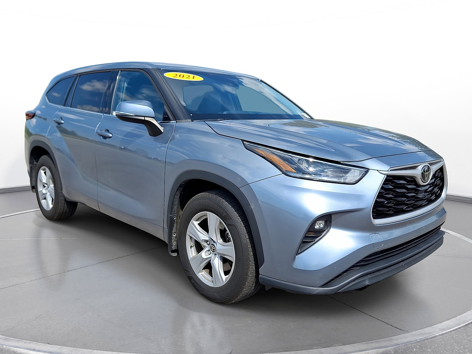 Used 2021 Toyota Highlander LE AWD/4WD image 1