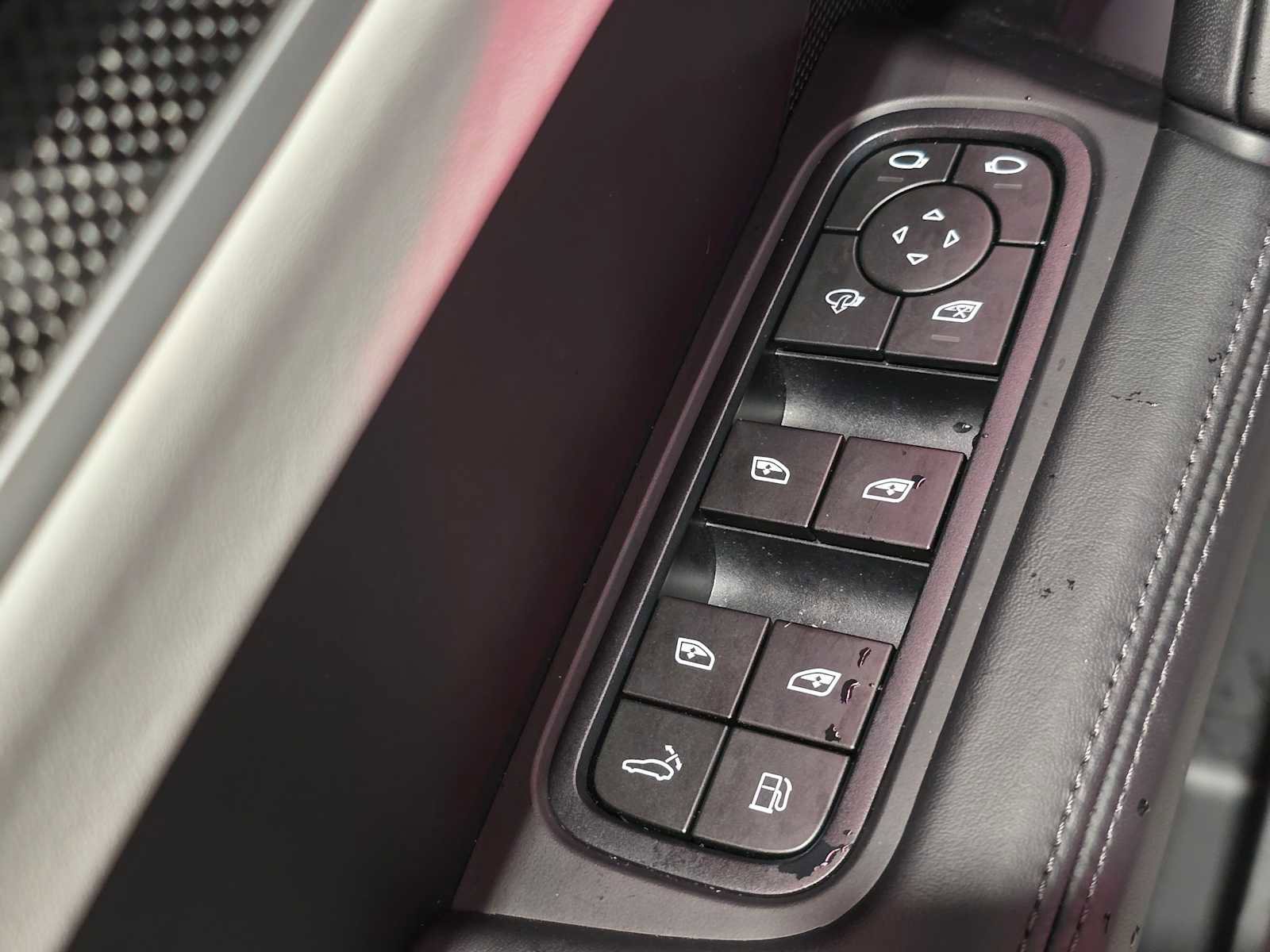 Used 2025 Porsche Cayenne Turbo AWD/4WD image 25