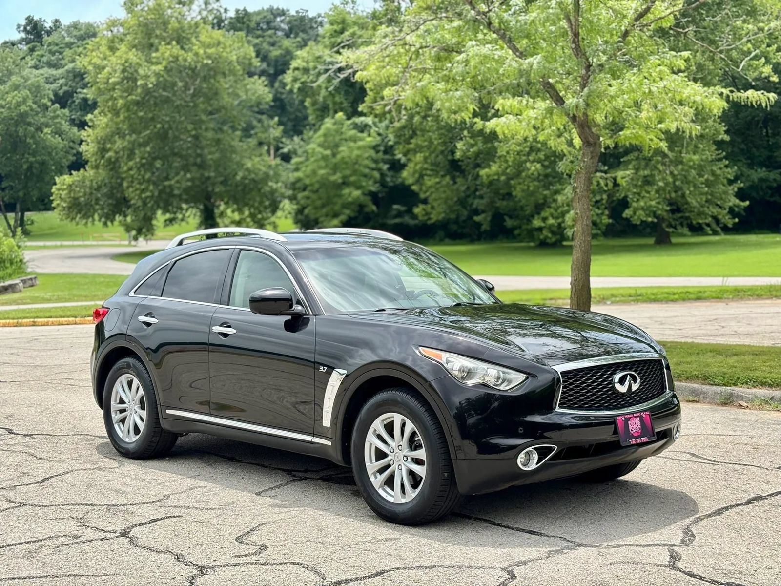 Used 2017 INFINITI QX70 AWD w/ Premium Package image 3