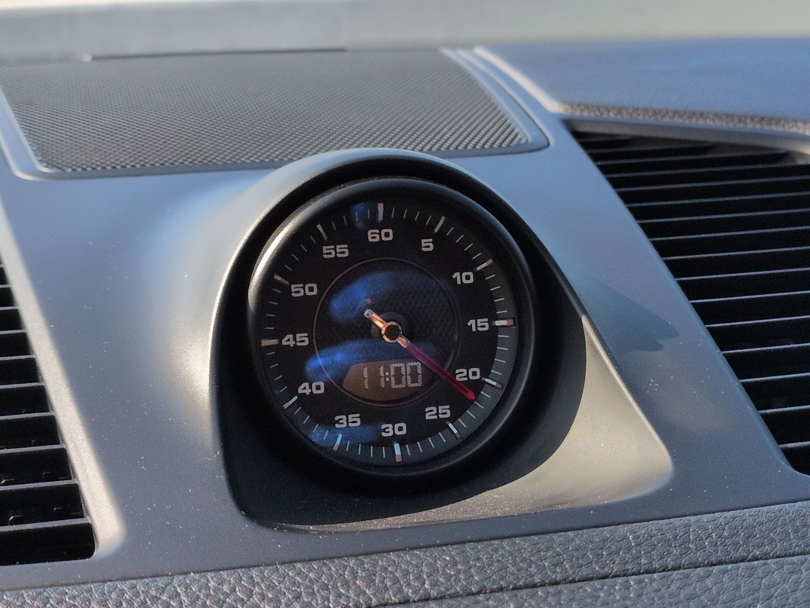 Certified 2023 Porsche Cayenne Platinum Edition w/ Premium Package image 29