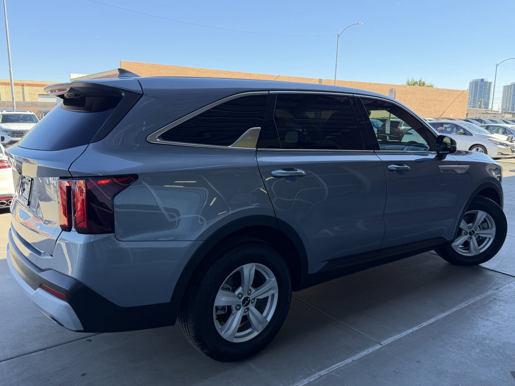 Used 2024 Kia Sorento LX image 4