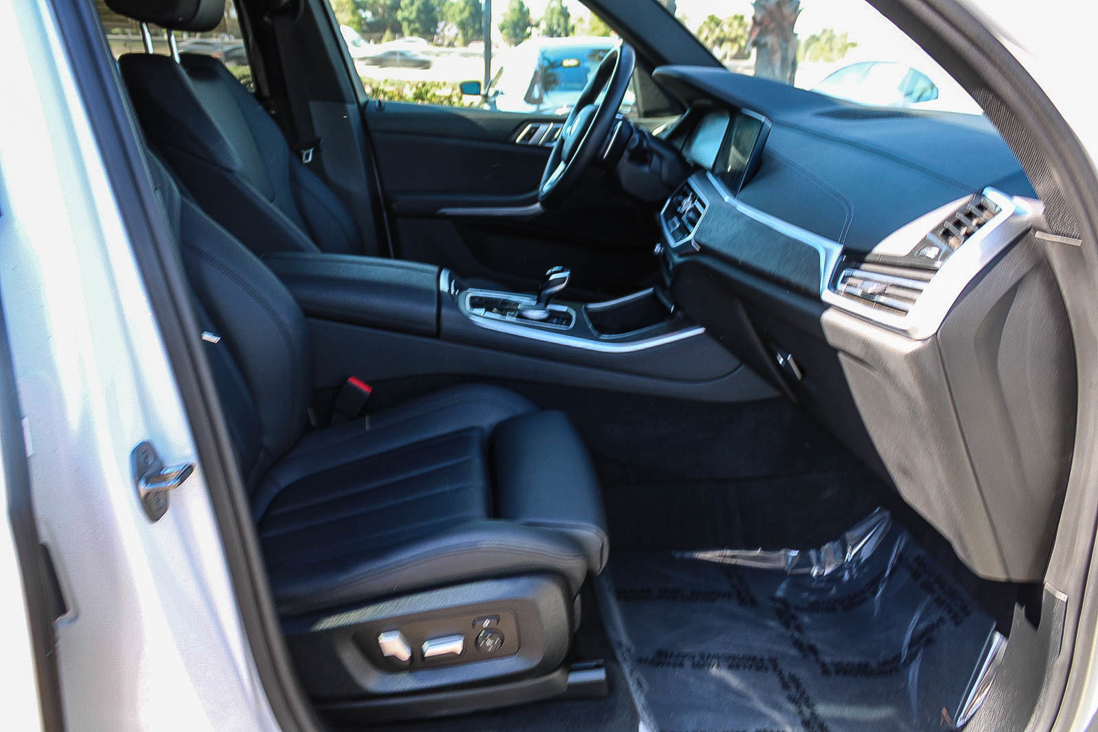 Used 2022 BMW X5 xDrive40i w/ Parking Assistance Package AWD/4WD image 16