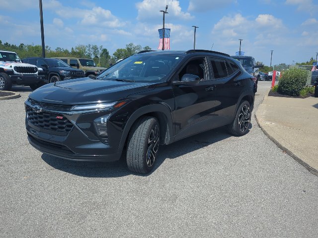 Used 2025 Chevrolet Trax RS w/ Sunroof Package FWD image 5