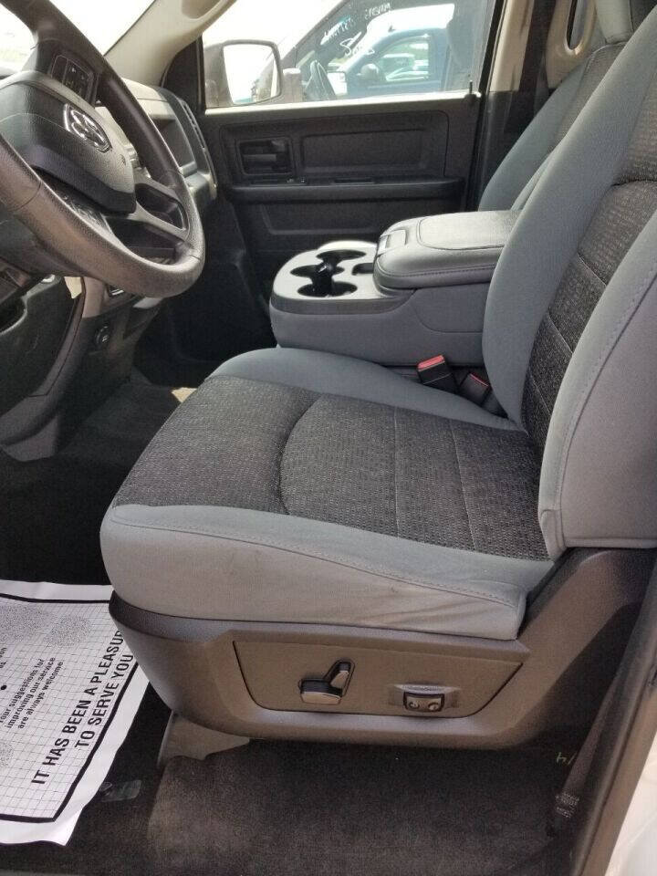 Used 2017 RAM 1500 4x4 Crew Cab image 5