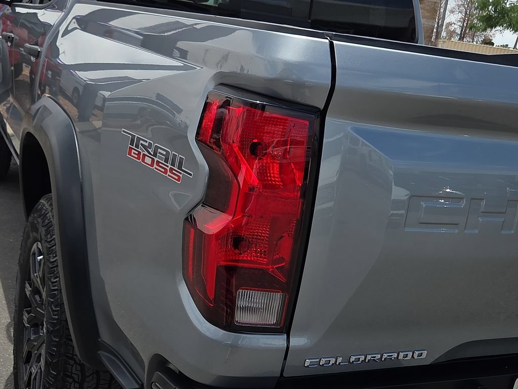 Used 2024 Chevrolet Colorado Trail Boss w/ Technology Package AWD/4WD image 9