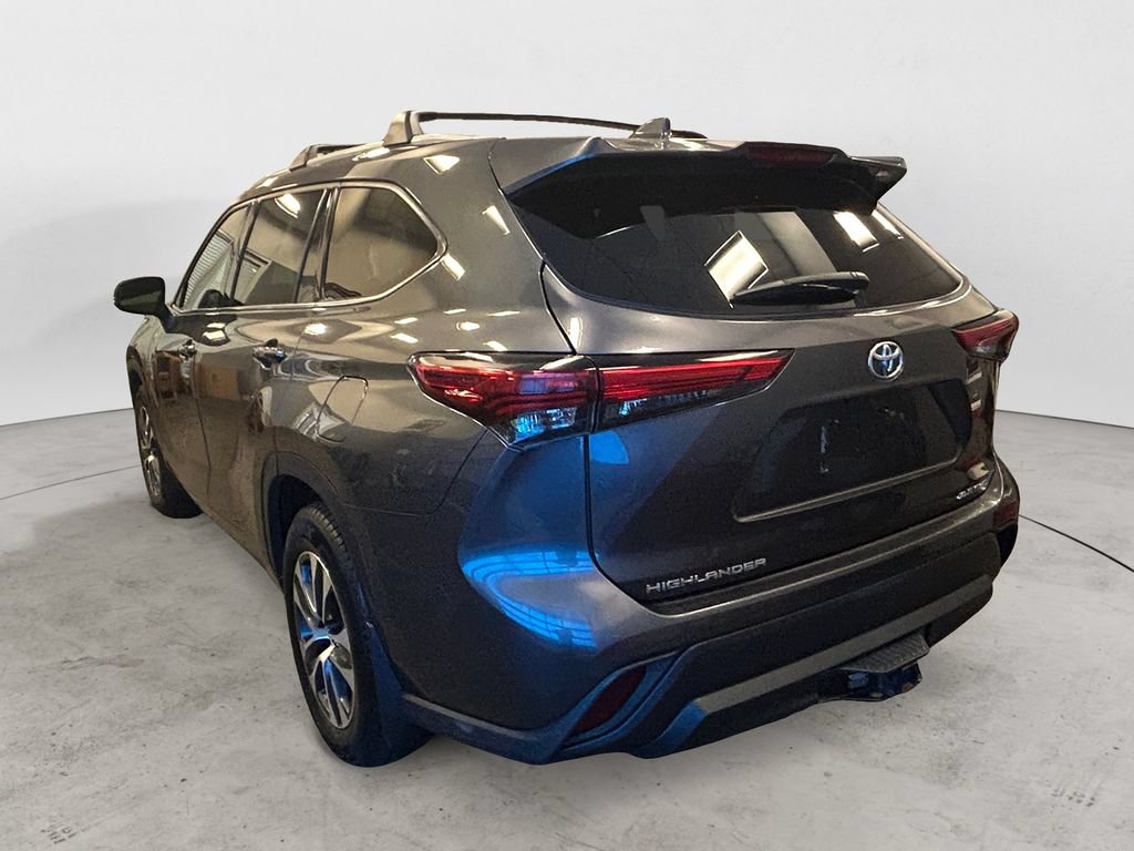 Used 2022 Toyota Highlander XLE AWD/4WD image 3