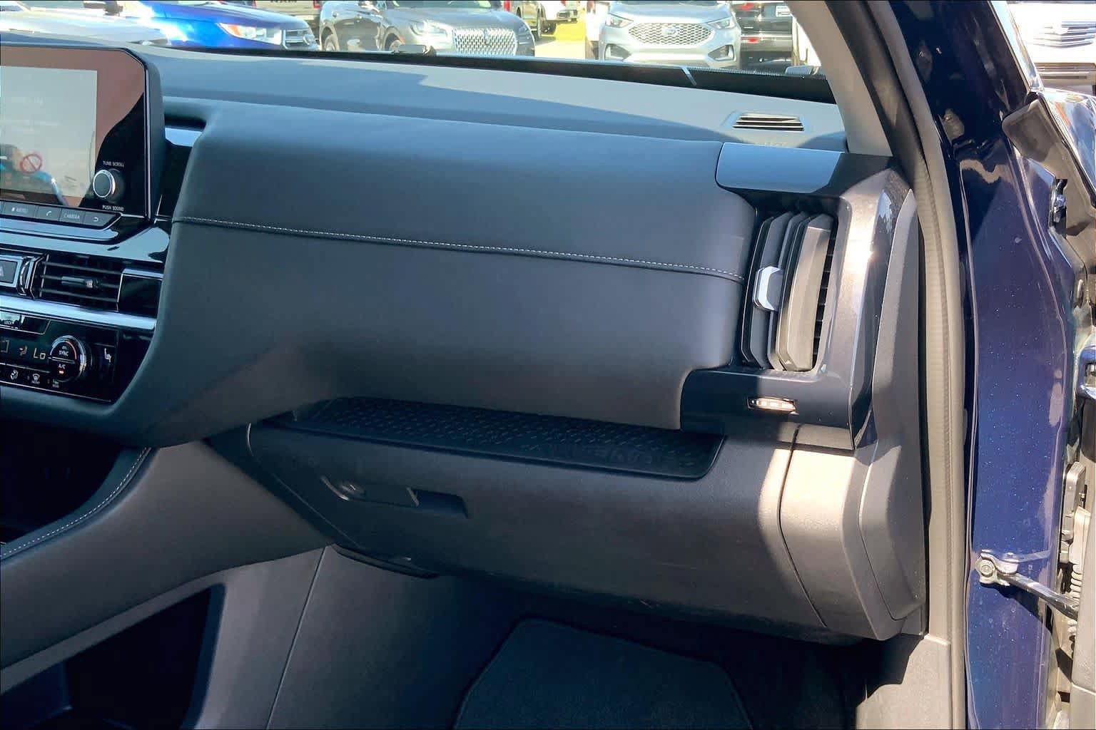 Used 2025 Nissan Pathfinder SV AWD/4WD image 17