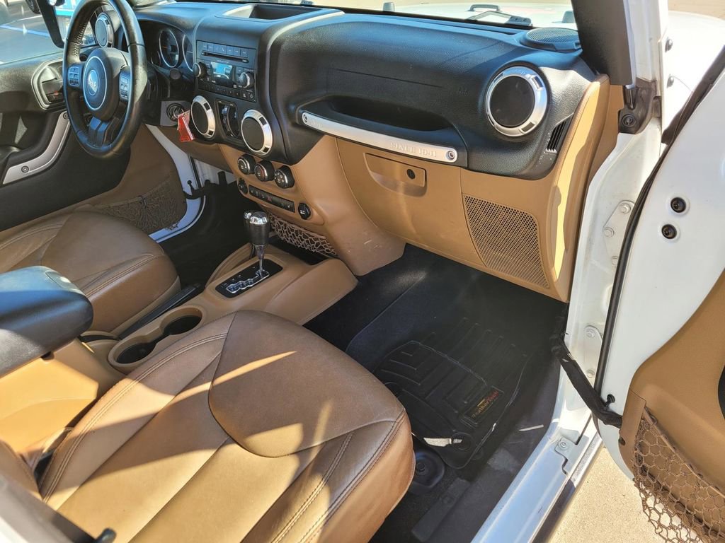 Used 2017 Jeep Wrangler Unlimited Rubicon w/ Connectivity Group image 11