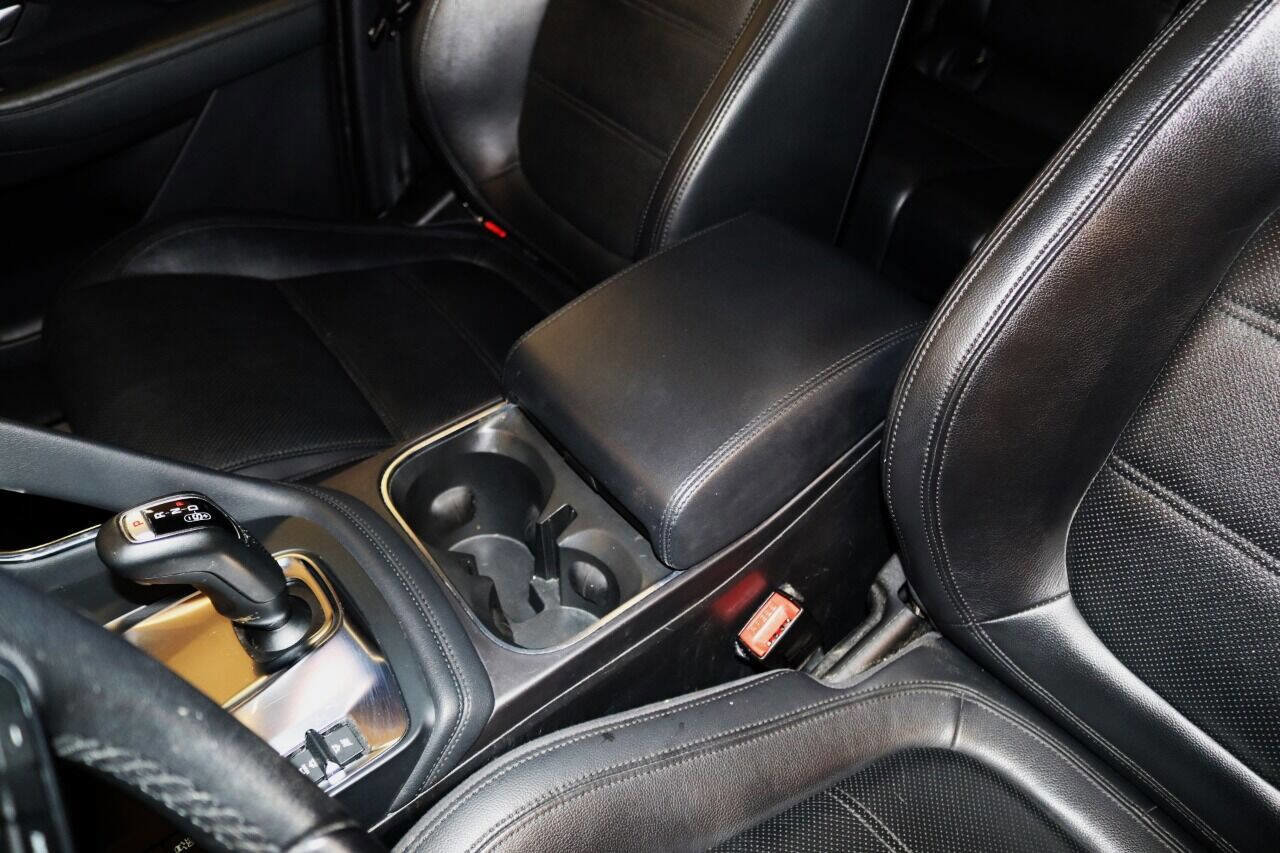 Used 2020 Jaguar E-PACE SE image 61