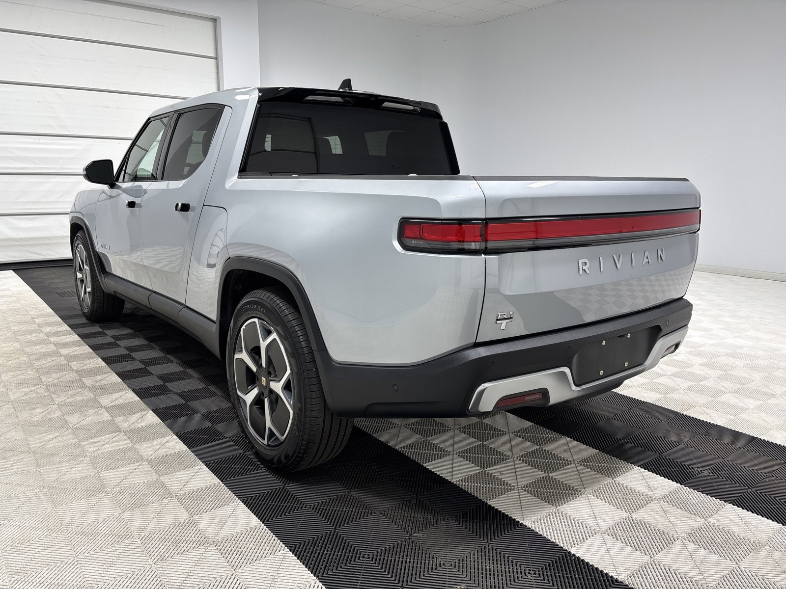 Used 2024 Rivian R1T Adventure AWD/4WD image 3