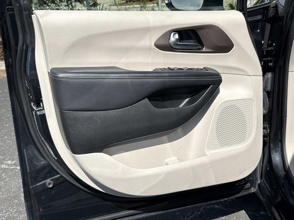 Used 2023 Chrysler Voyager LX FWD image 18