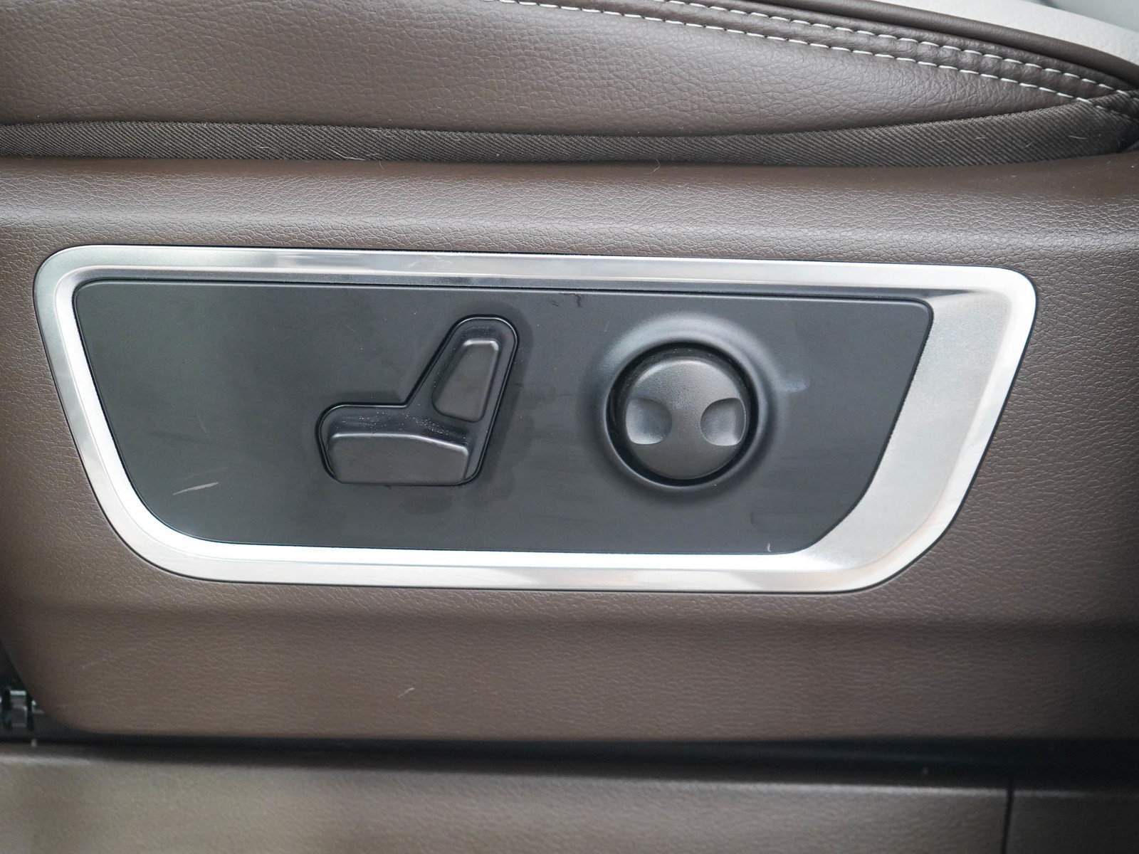 Used 2025 RAM 1500 Laramie AWD/4WD image 23