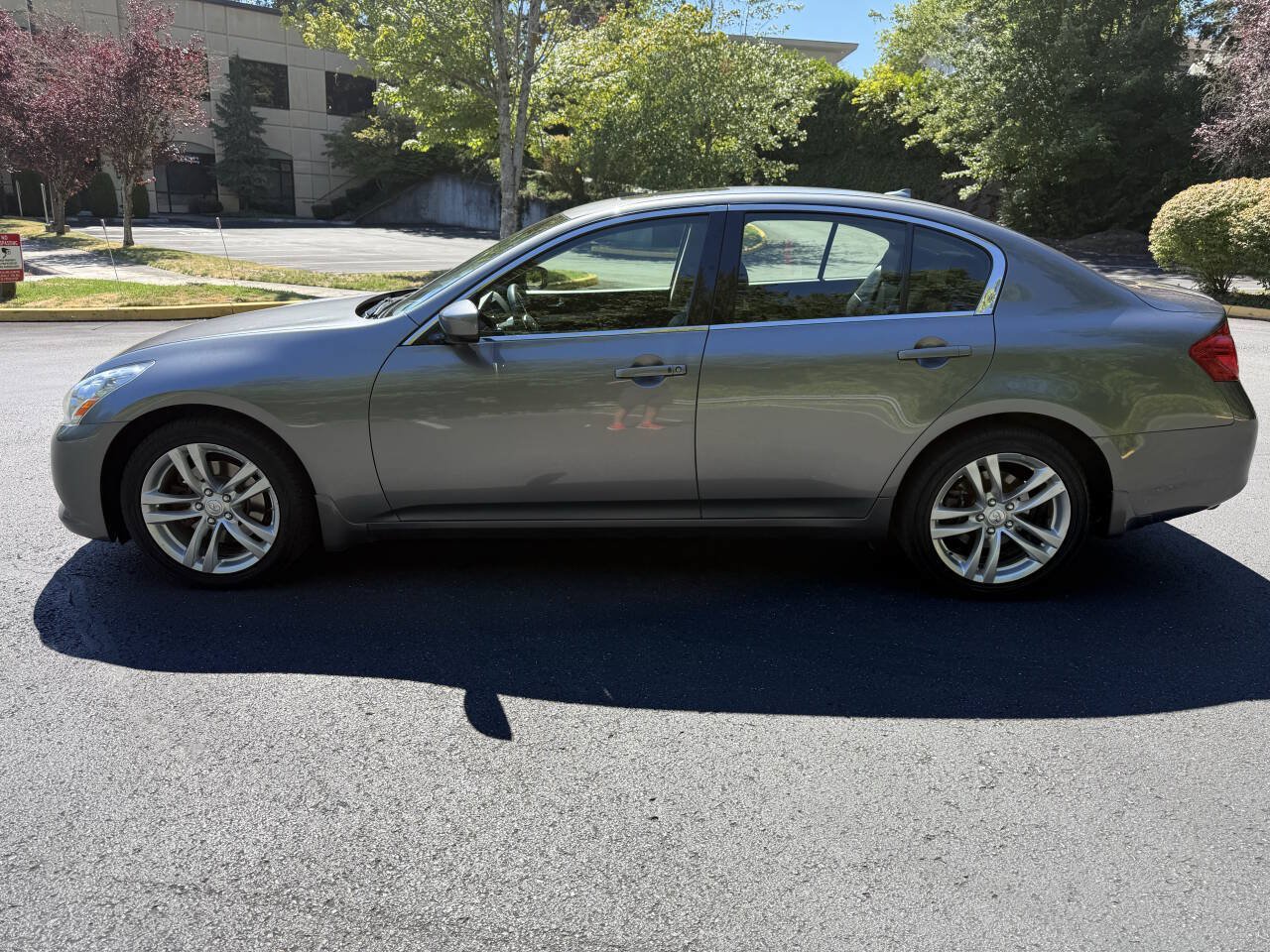 Used 2013 INFINITI G37 x Sedan w/ Premium Pkg AWD/4WD image 2