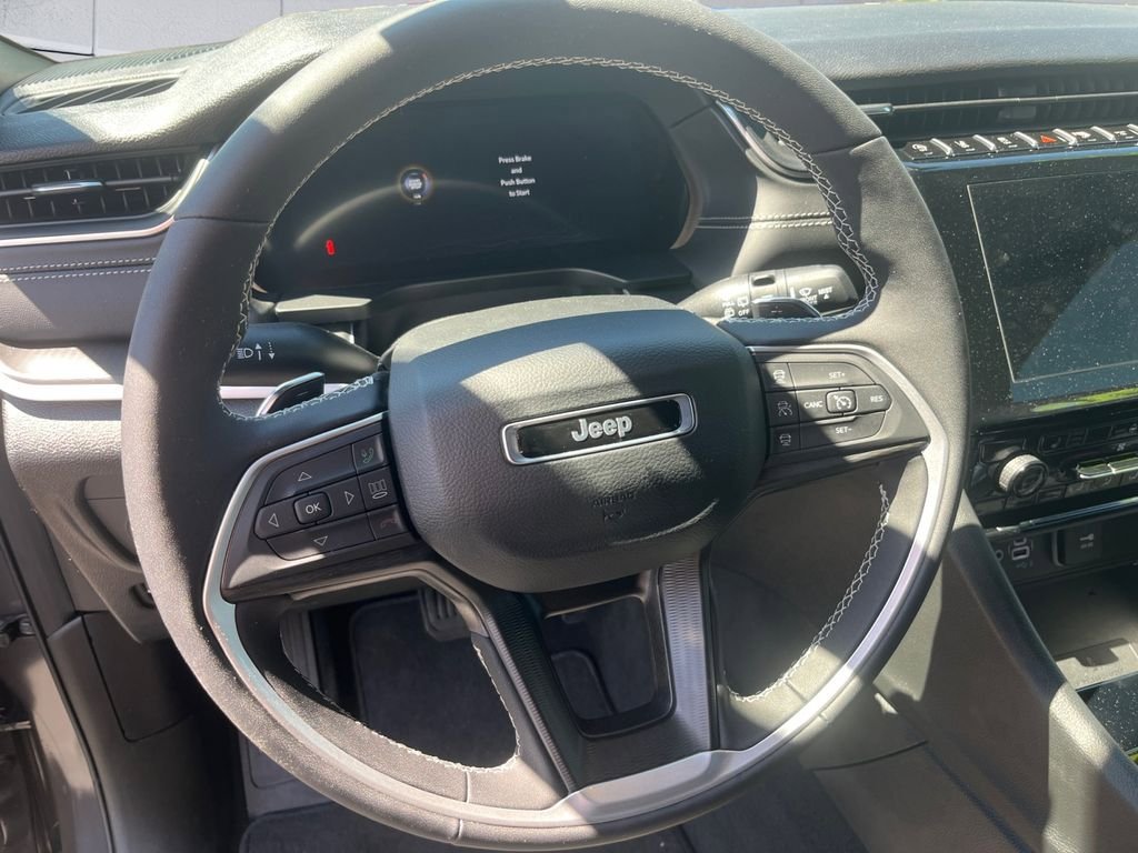 Used 2025 Jeep Grand Cherokee Altitude AWD/4WD image 9