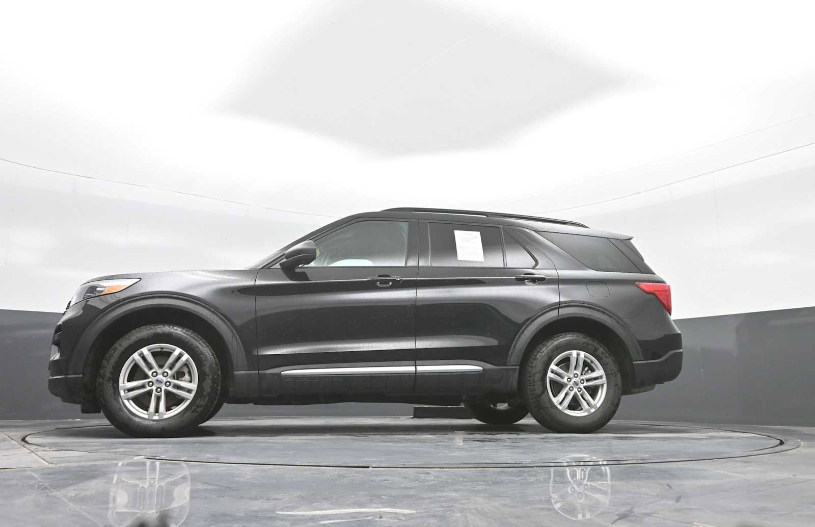 Used 2022 Ford Explorer XLT image 32