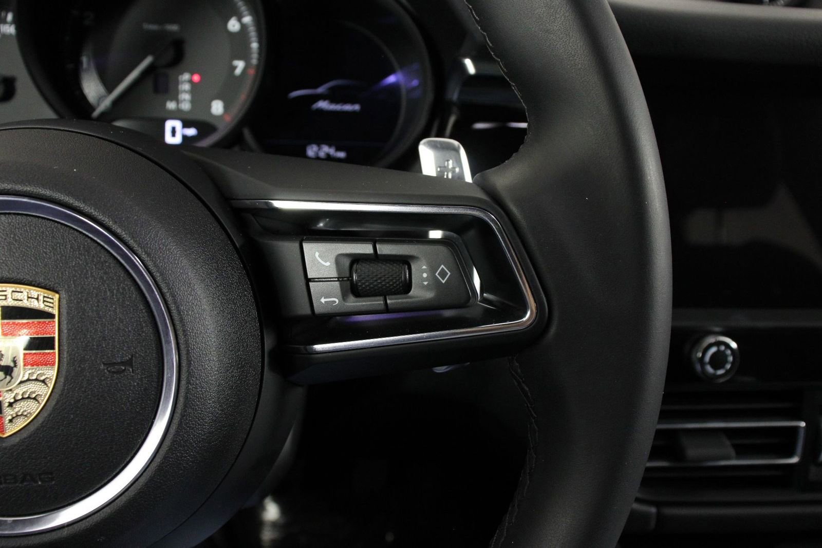 Certified 2025 Porsche Macan AWD/4WD image 15