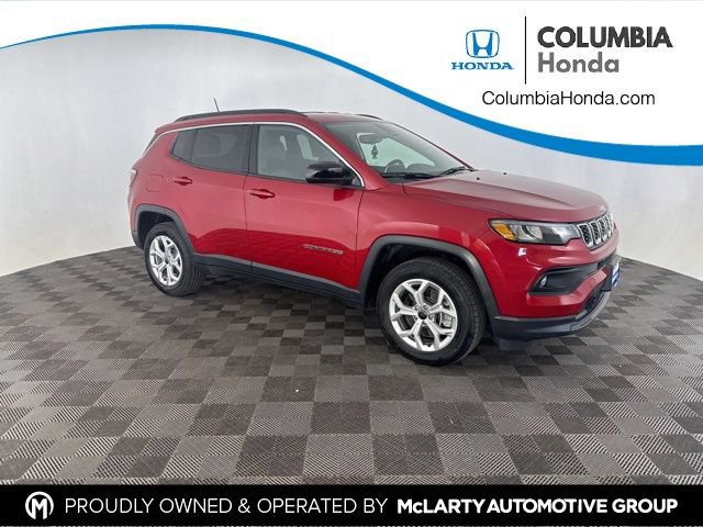 Used 2025 Jeep Compass Latitude AWD/4WD image 1