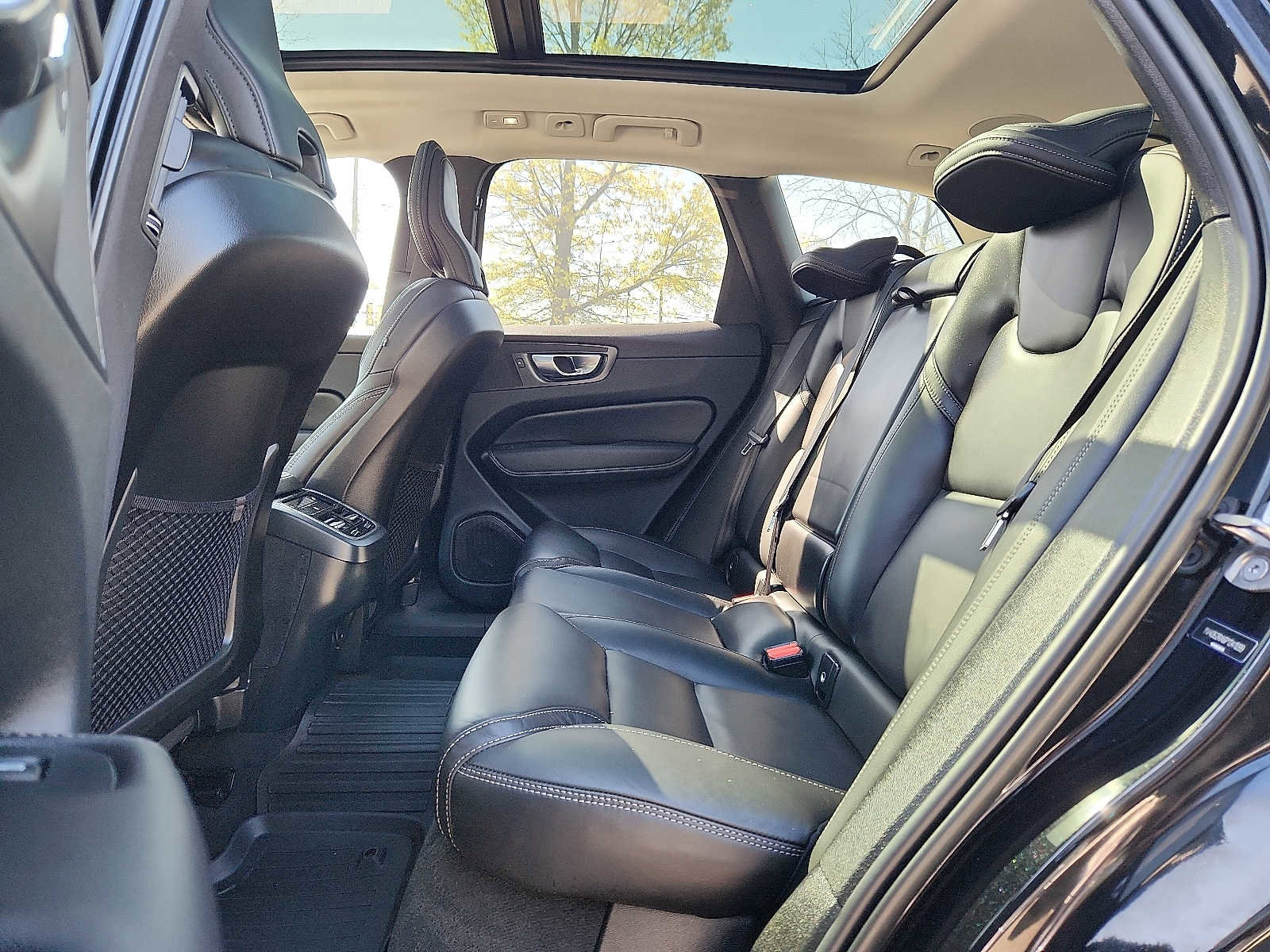 Certified 2023 Volvo XC60 B6 Ultimate w/ Protection Package Premier image 10