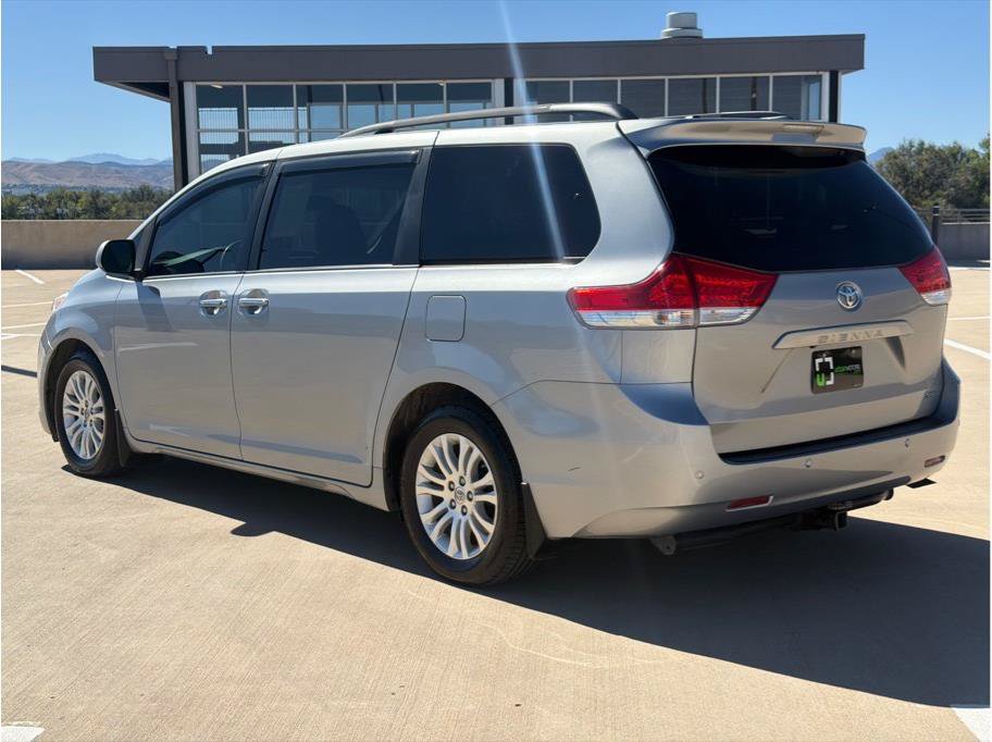 Used 2014 Toyota Sienna XLE FWD image 9