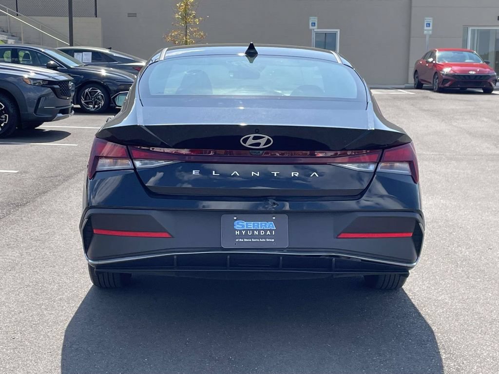 Certified 2025 Hyundai Elantra SE w/ Cargo Package FWD image 4