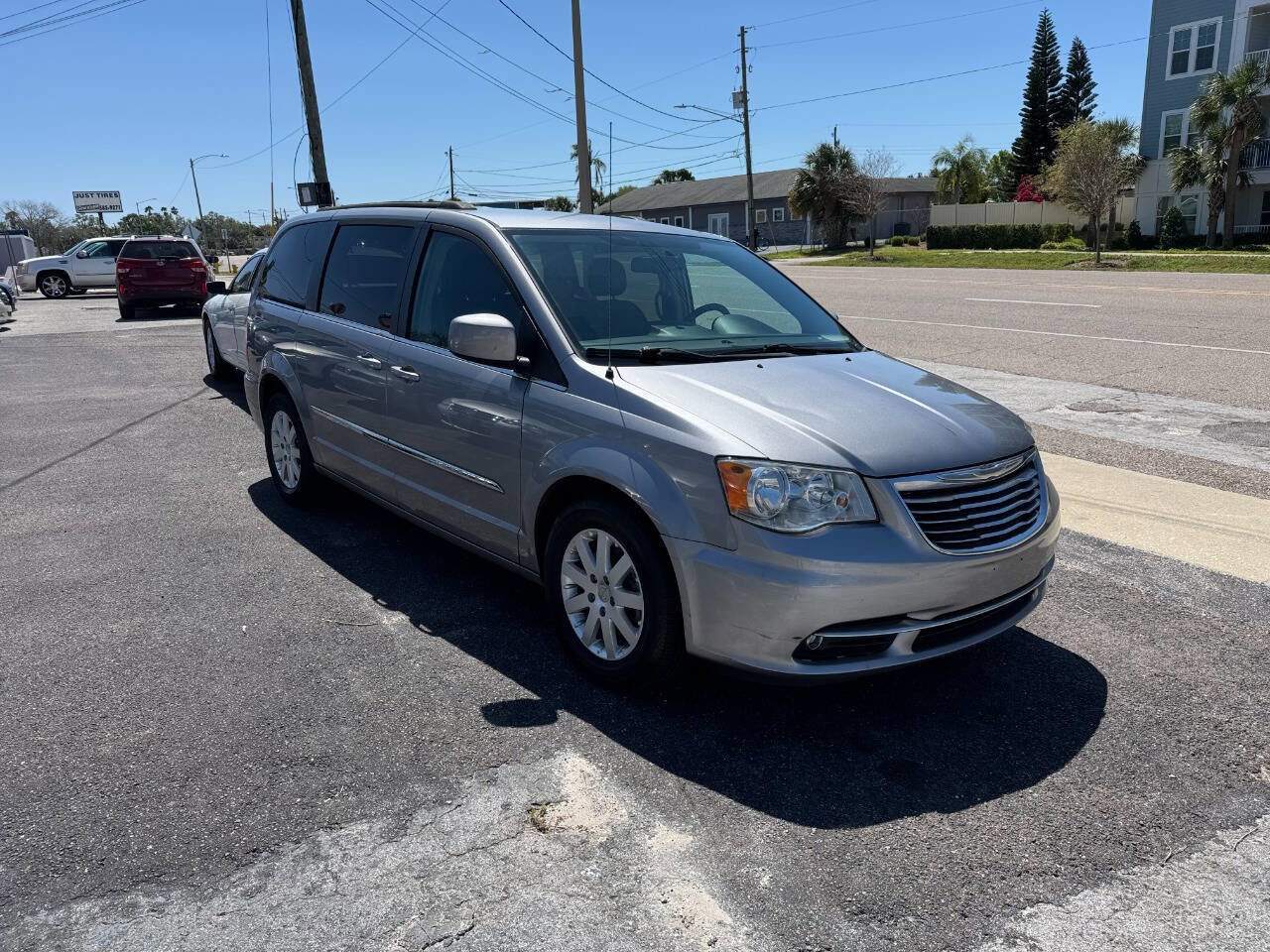 Used 2016 Chrysler Town & Country Touring image 2