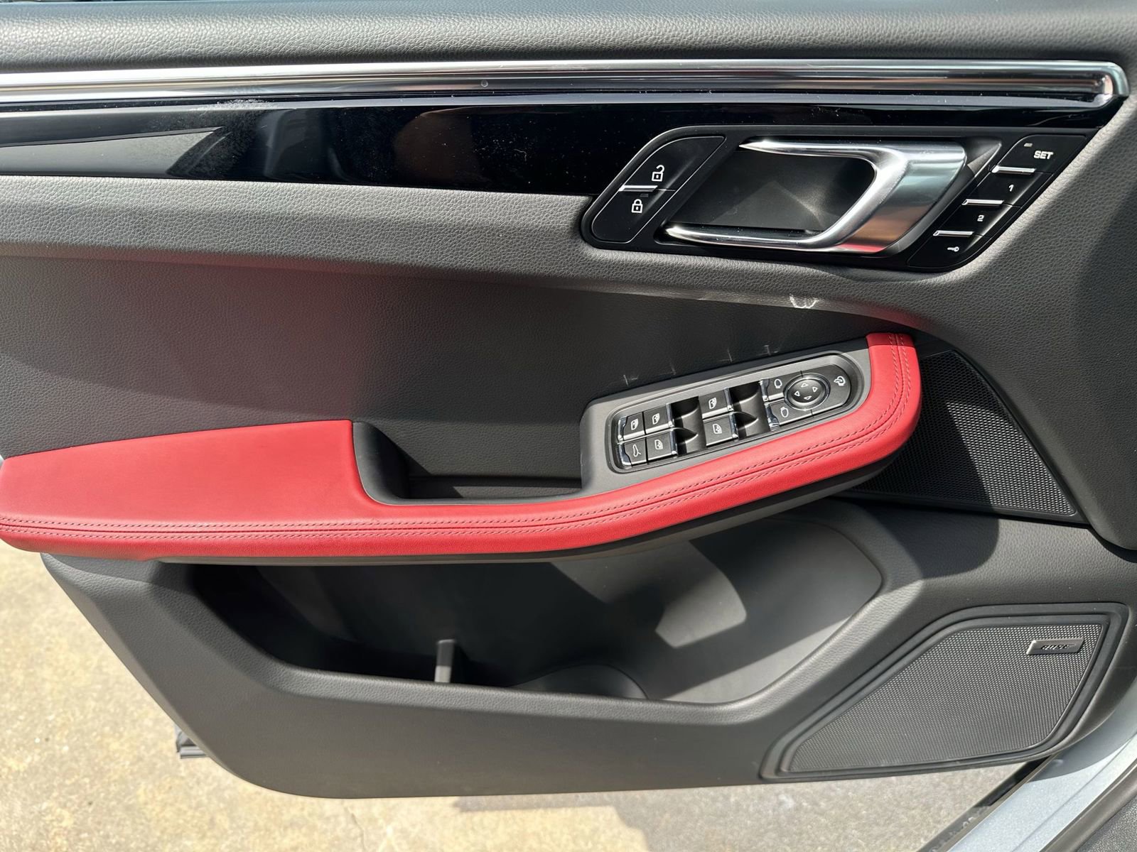 Certified 2025 Porsche Macan AWD/4WD image 20