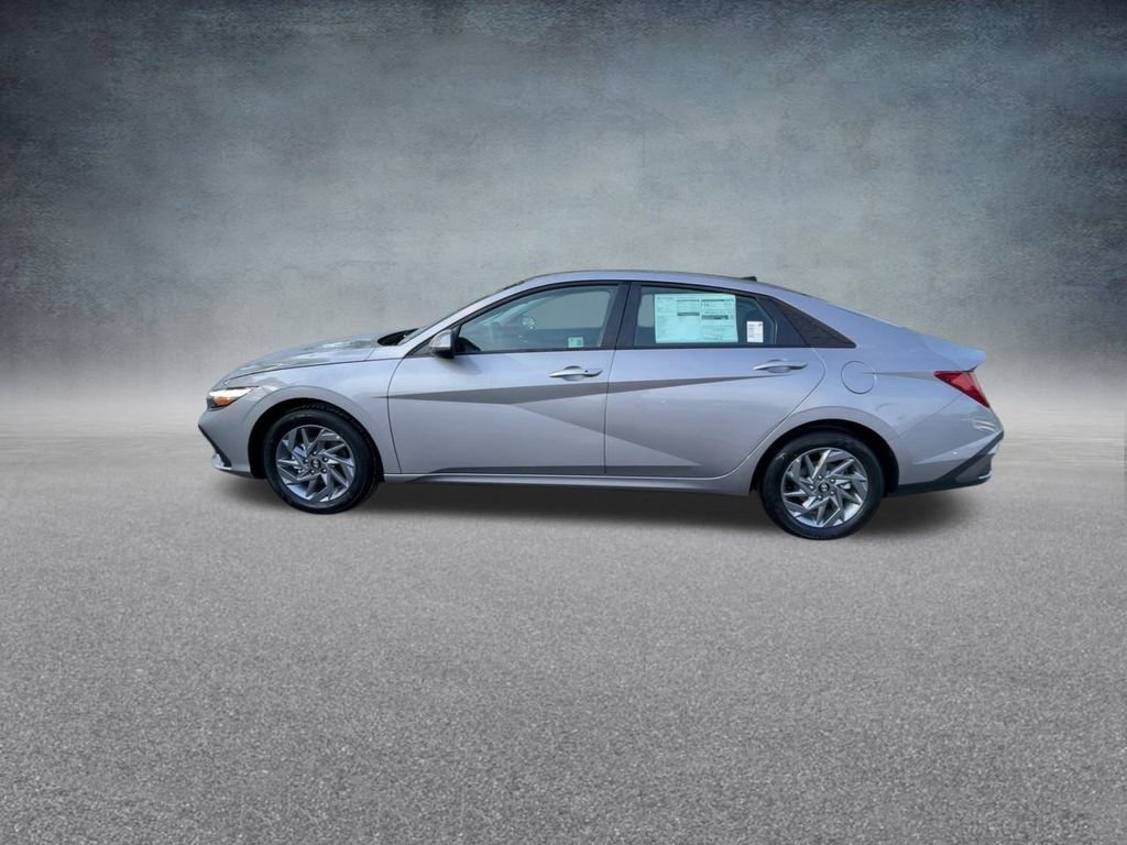 Used 2025 Hyundai Elantra Blue image 14