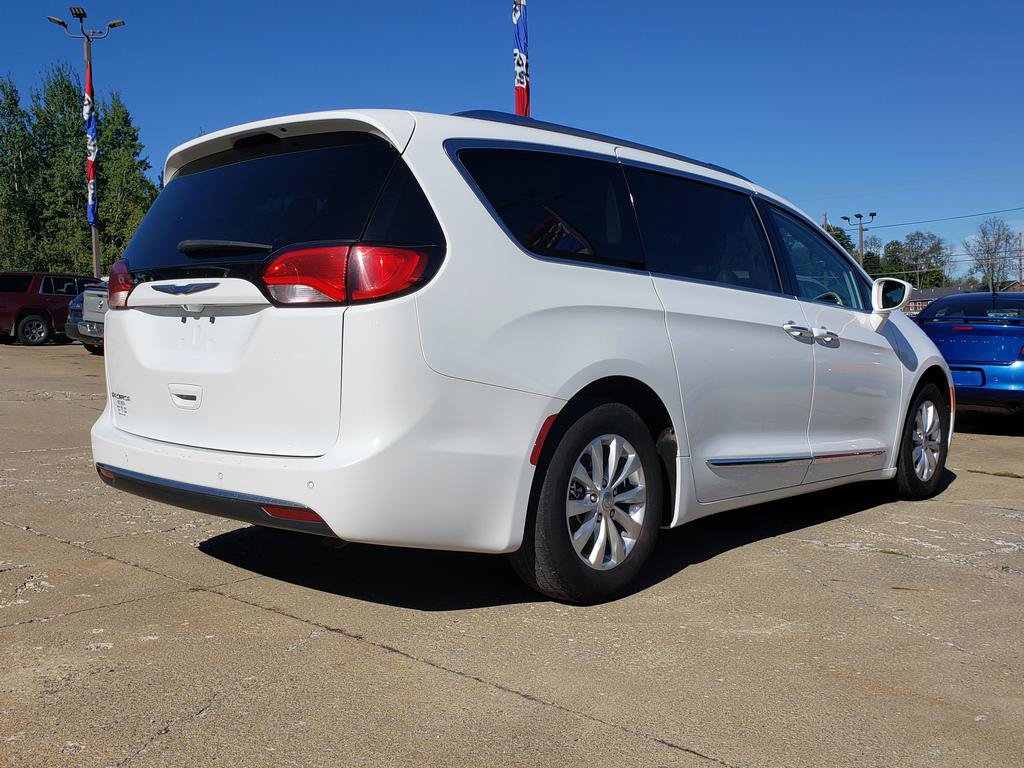 Used 2018 Chrysler Pacifica Touring-L FWD image 3
