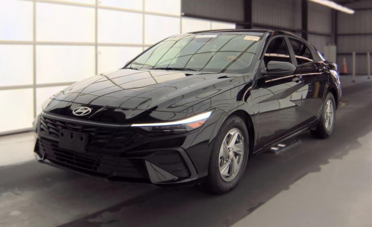 Used 2025 Hyundai Elantra SE FWD image 1
