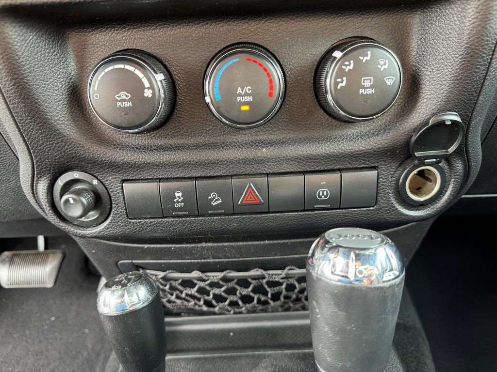 Used 2013 Jeep Wrangler Unlimited Sahara w/ Connectivity Group image 32