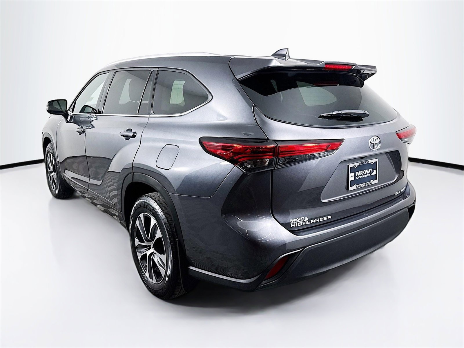 Used 2022 Toyota Highlander XLE image 3