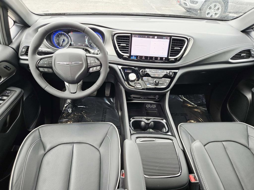 Used 2023 Chrysler Pacifica Limited w/ Uconnect Theater Family Group image 10