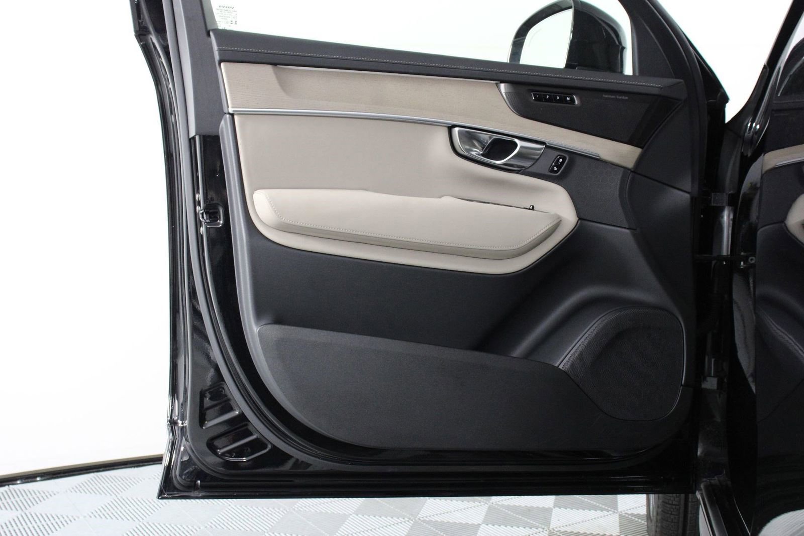 Certified 2025 Volvo XC90 B6 Ultra image 17