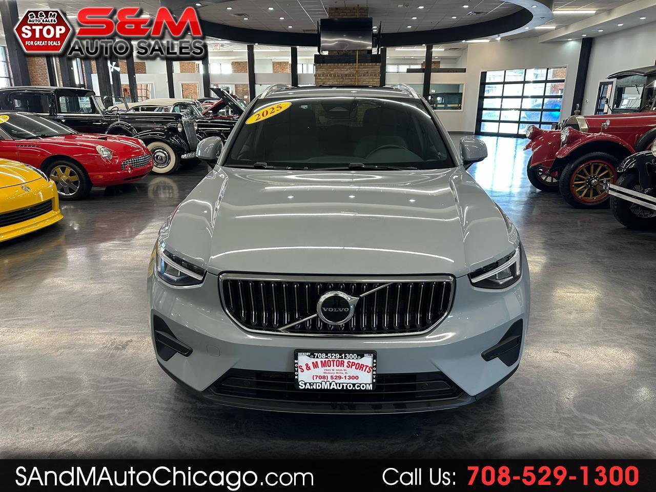 Used 2025 Volvo XC40 B5 Core image 1