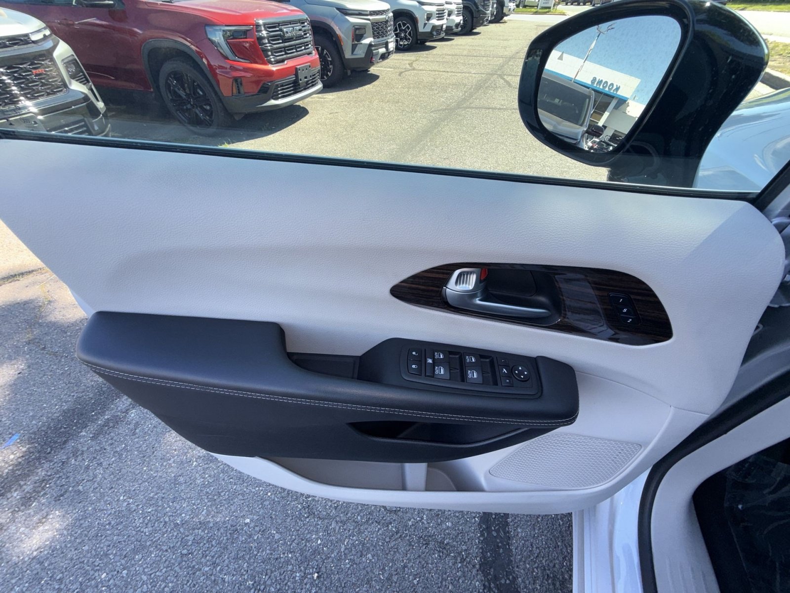 Used 2024 Chrysler Pacifica Limited FWD image 15
