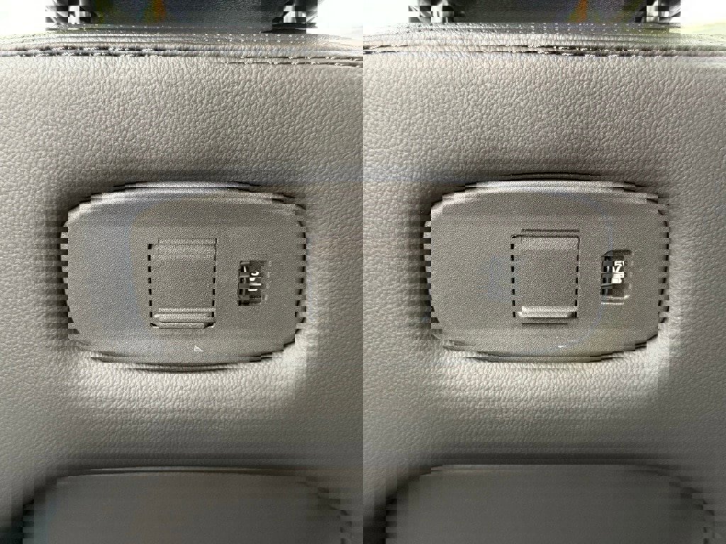 Certified 2025 Land Rover Discovery S image 38