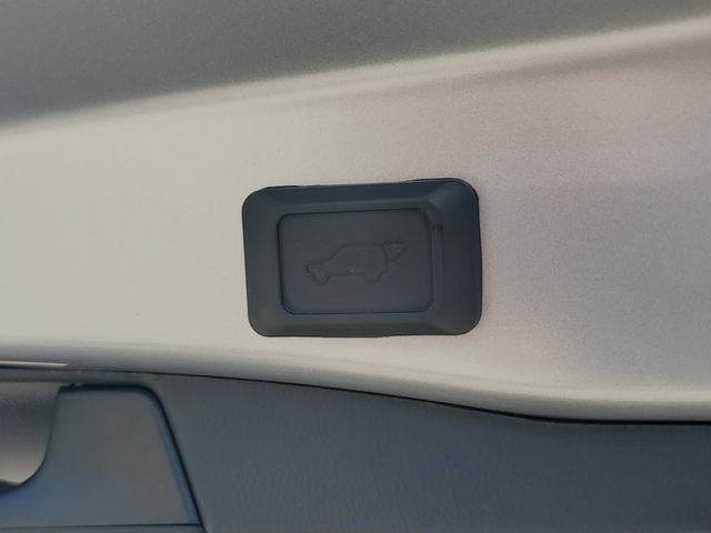 Used 2021 Toyota RAV4 XLE w/ Convenience Package FWD image 10
