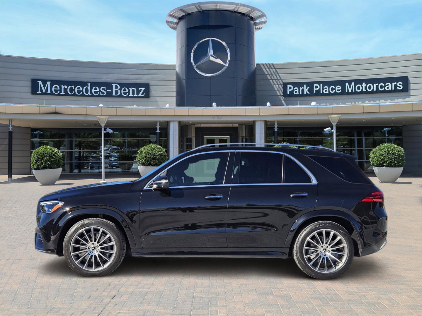Used 2025 Mercedes-Benz GLE 450 4MATIC image 3