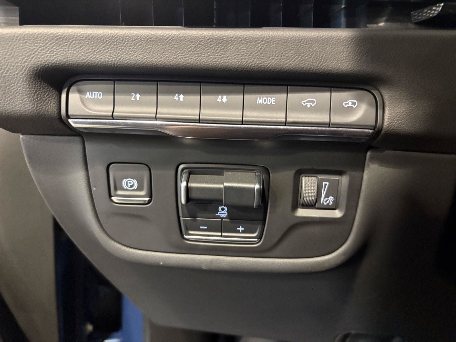 Used 2025 Cadillac Escalade Sport w/ Touring Package AWD/4WD image 21