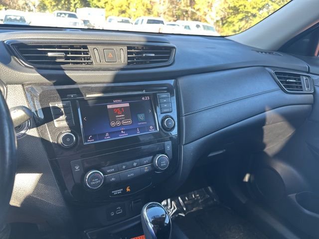 Used 2018 Nissan Rogue SV image 15