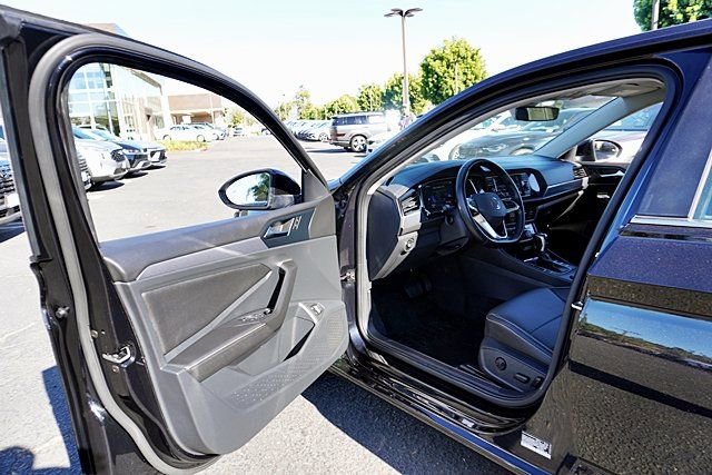 Used 2024 Volkswagen Jetta SE image 33