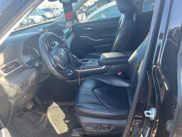 Used 2023 Toyota Highlander XLE image 2