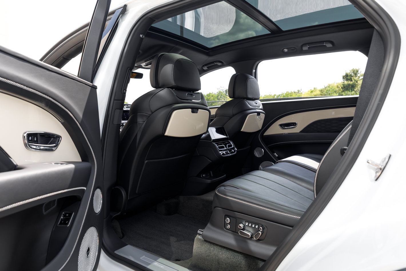 Used 2023 Bentley Bentayga Extended Wheelbase AWD/4WD image 27
