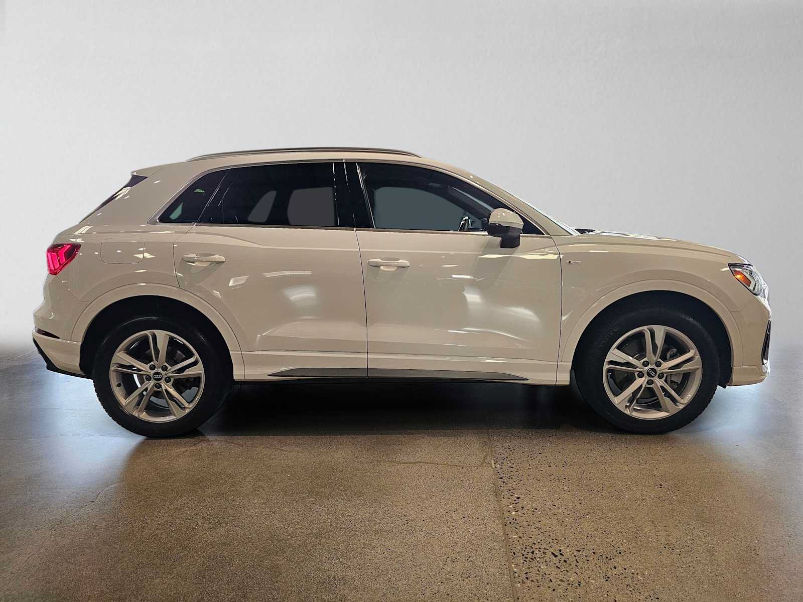 Used 2023 Audi Q3 2.0T Premium Plus w/ Premium Plus Package AWD/4WD image 2